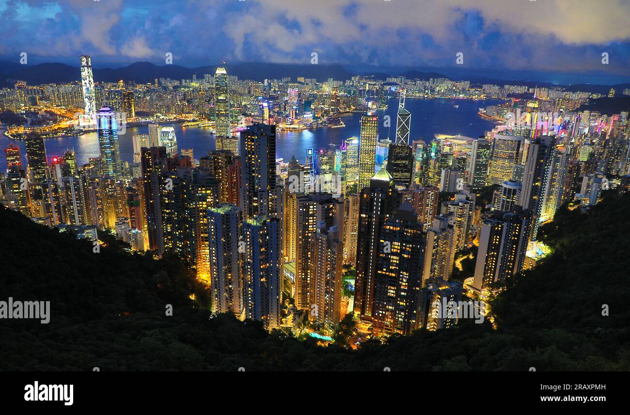 Victoria Harbour und Skyline von Victoria Peak bei Nacht, Hongkong, China Stockfoto