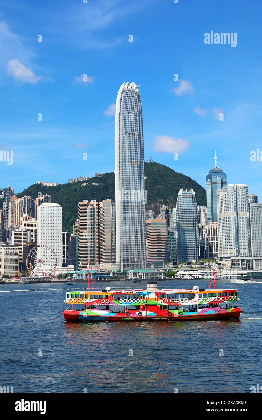Farbenfrohe Fähre über Victoria Harbour und Skyline, Hongkong, China Stockfoto