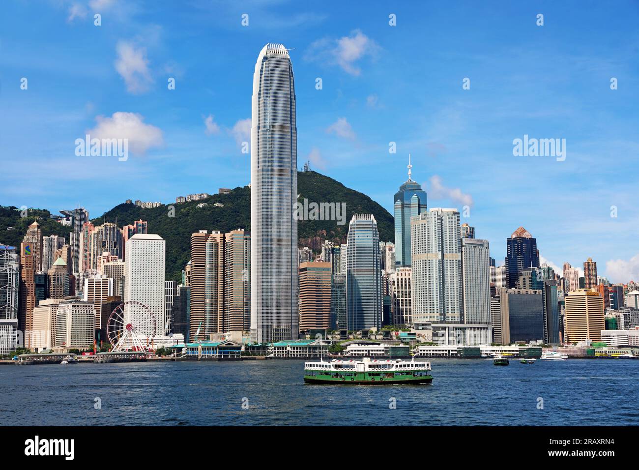 Star Ferry überquert Victoria Harbour und Skyline, Hongkong, China Stockfoto