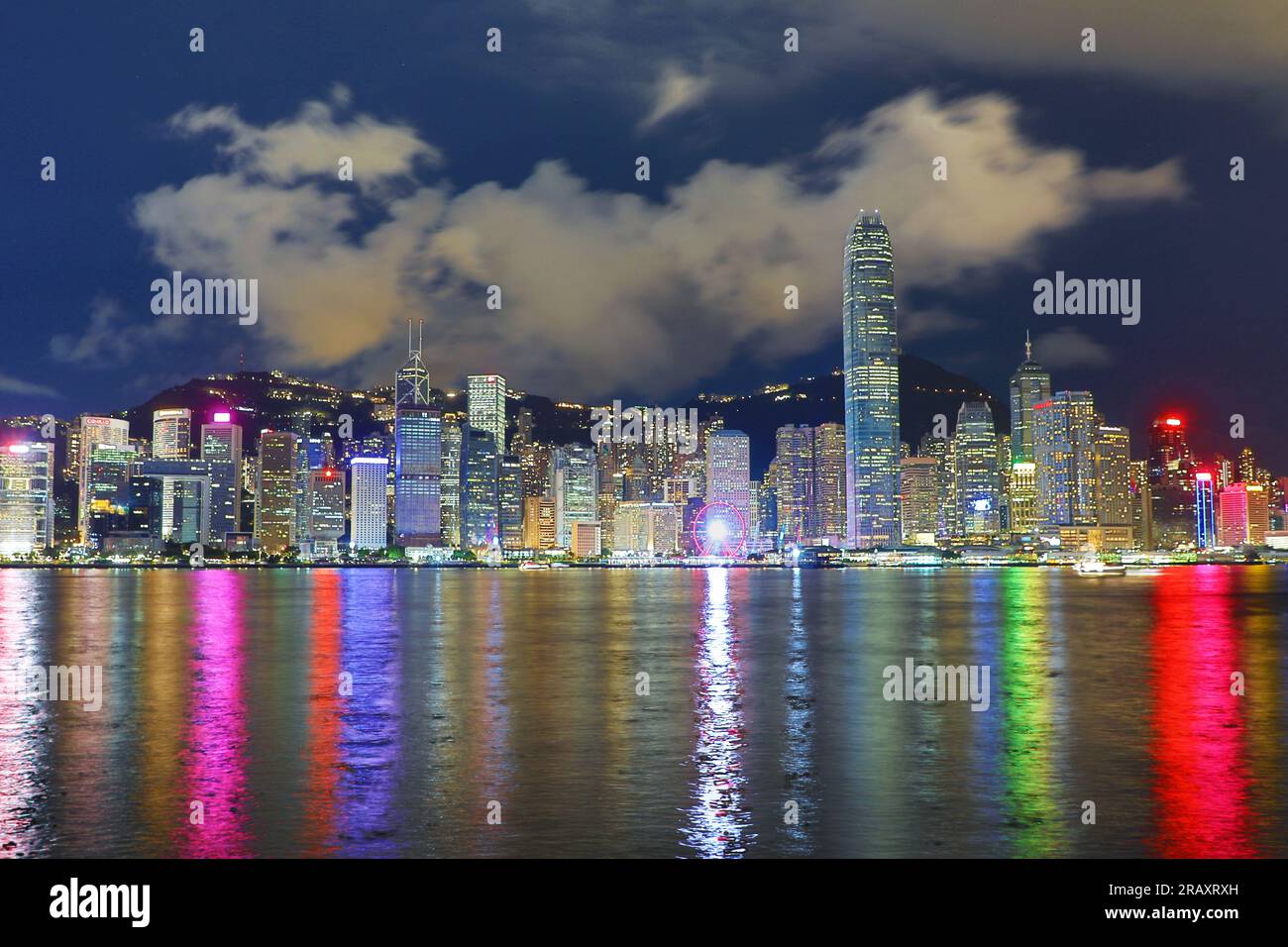 Nachtsicht auf Victoria Harbour und Skyline mit Lichtern, Hongkong, China Stockfoto