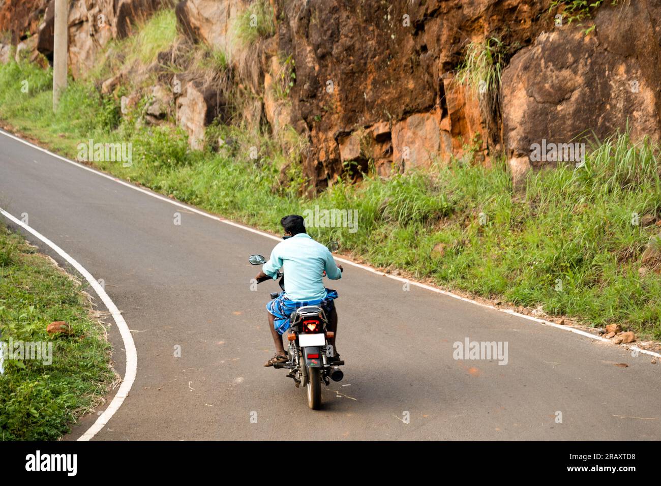 Machen Sie Fotos von Indianern, indem Sie sich während der Motorradfahrt mit einem Mobiltelefon unterhalten. Stockfoto