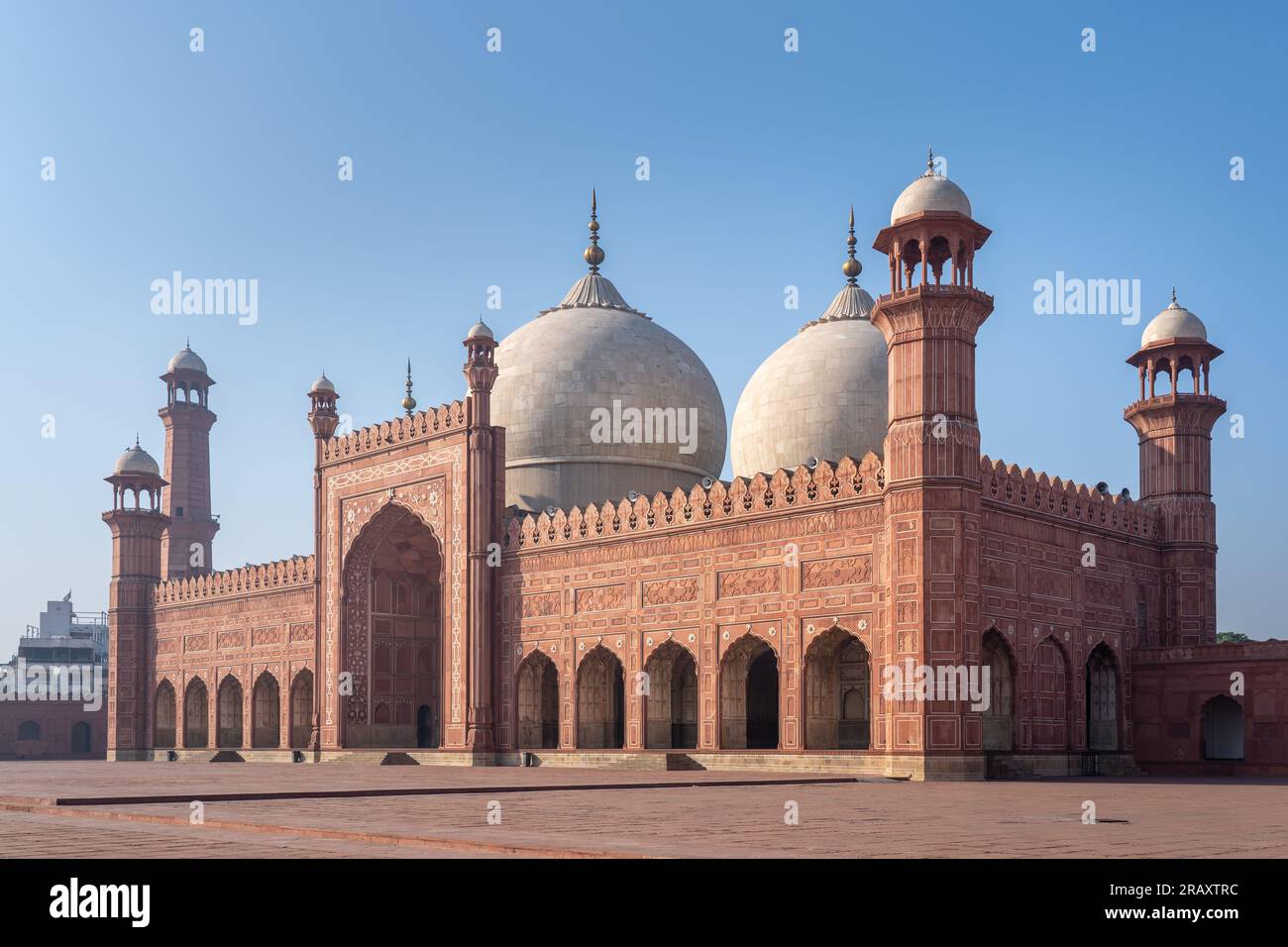 Seitlicher Blick auf die wunderschöne antike Badshahi-moschee mit Innenhof, erbaut von mogul-Kaiser Aurangzeb, einem Wahrzeichen von Lahore, Punjab, Pakistan Stockfoto