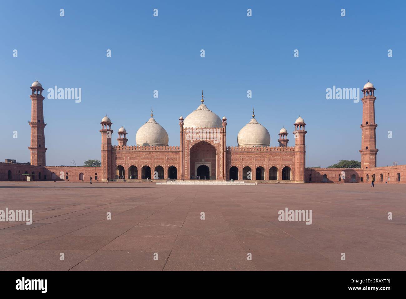 Vorderansicht der wunderschönen antiken Badshahi-Moschee mit Innenhof, erbaut von mogul-Kaiser Aurangzeb, einem Wahrzeichen von Lahore, Punjab, Pakistan Stockfoto