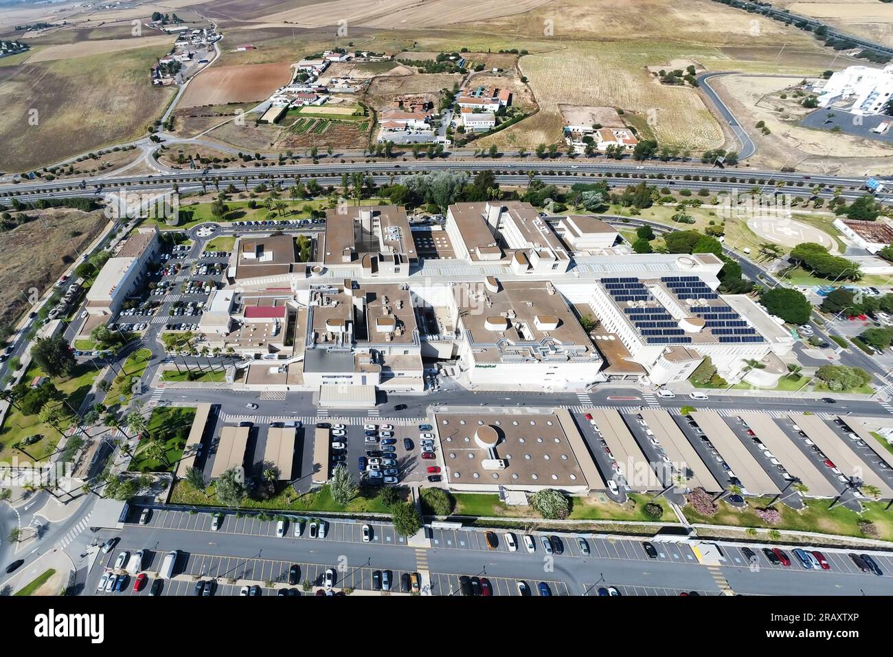 Luftpanorama-Dröhnen-Draufsicht des Juan Ramon Jimenez Universitätsklinikums von der Notfallseite, einem öffentlichen Krankenhauskomplex der Andaluser Stockfoto