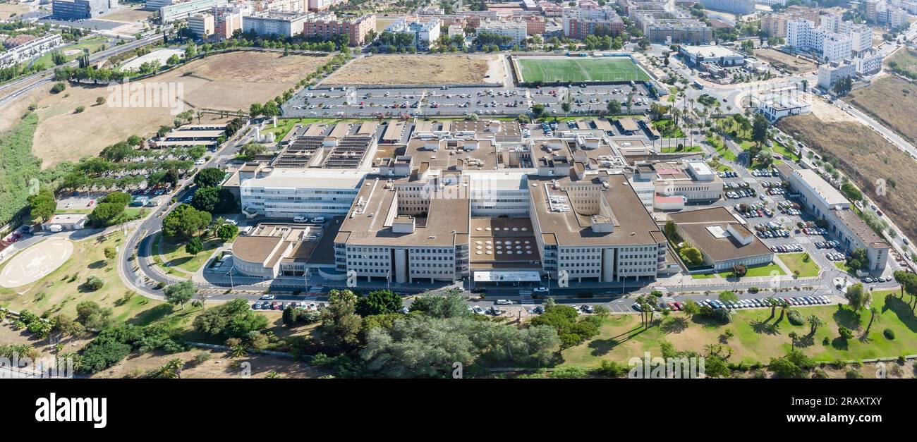 Luftpanorama-Dröhnen-Blick auf das Juan Ramon Jimenez Universitätsklinikum, ein öffentlicher Krankenhauskomplex, der zum andalusischen Gesundheitsdienst gehört Stockfoto