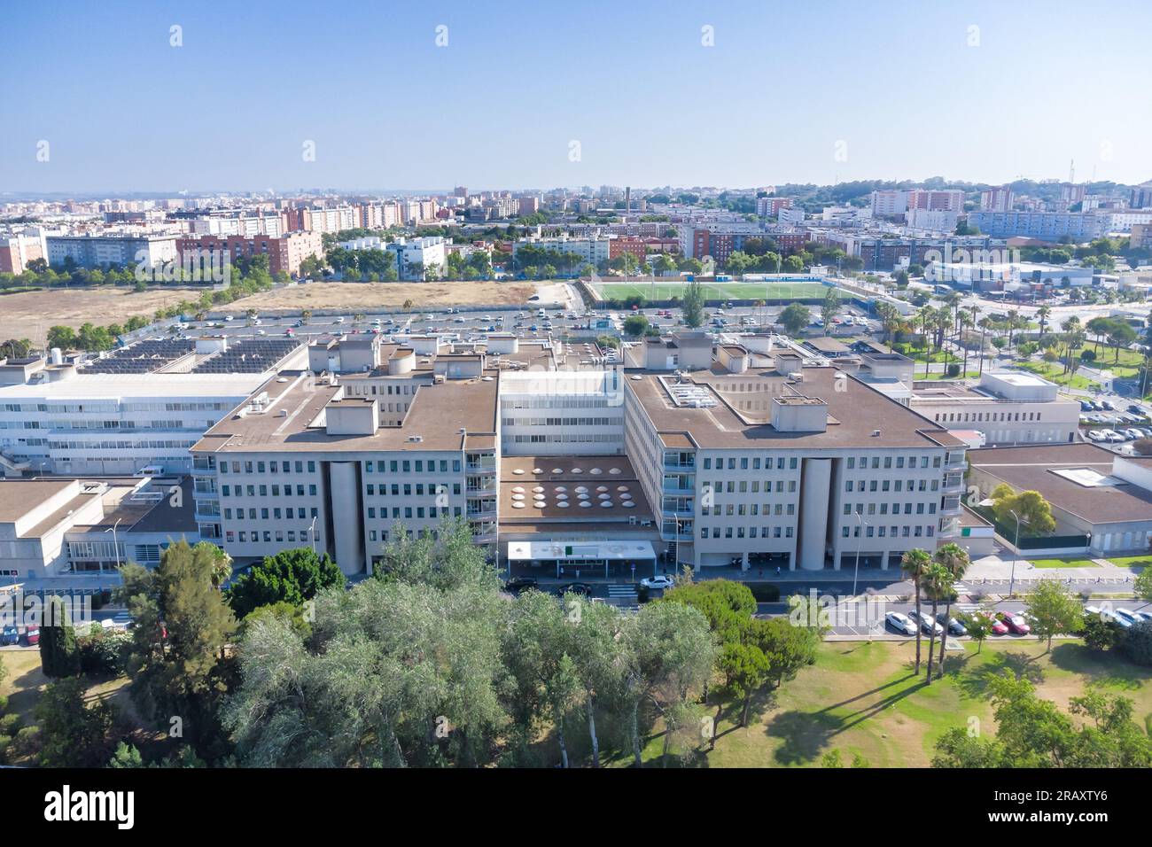 Drohnenansicht des Juan Ramon Jimenez Universitätsklinikums, eines öffentlichen Krankenhauskomplexes des andalusischen Gesundheitsdienstes in der S Stockfoto