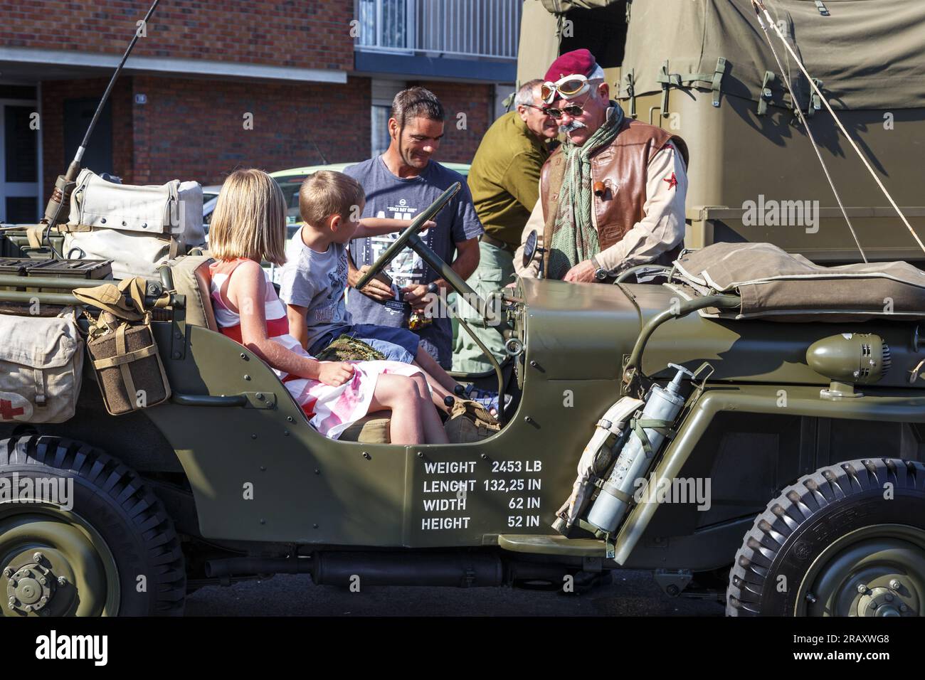 FECAMP, FRANKREICH - 1. SEPTEMBER 2019: Ein Veteran zeigt Kindern ein Dodge WC-Auto auf einer Ausstellung von Militärausrüstung der alliierten Landungen in Normand Stockfoto