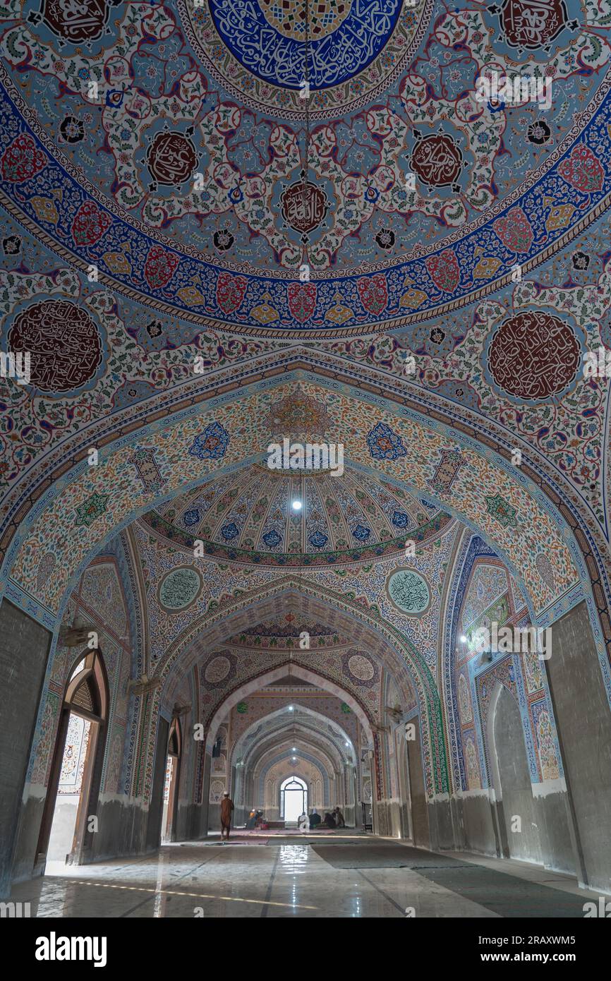 Multan, Punjab, Pakistan - 11 12 2019 : Innenansicht der wunderschönen reich verzierten alten Shahi Eid Gah Moschee Stockfoto