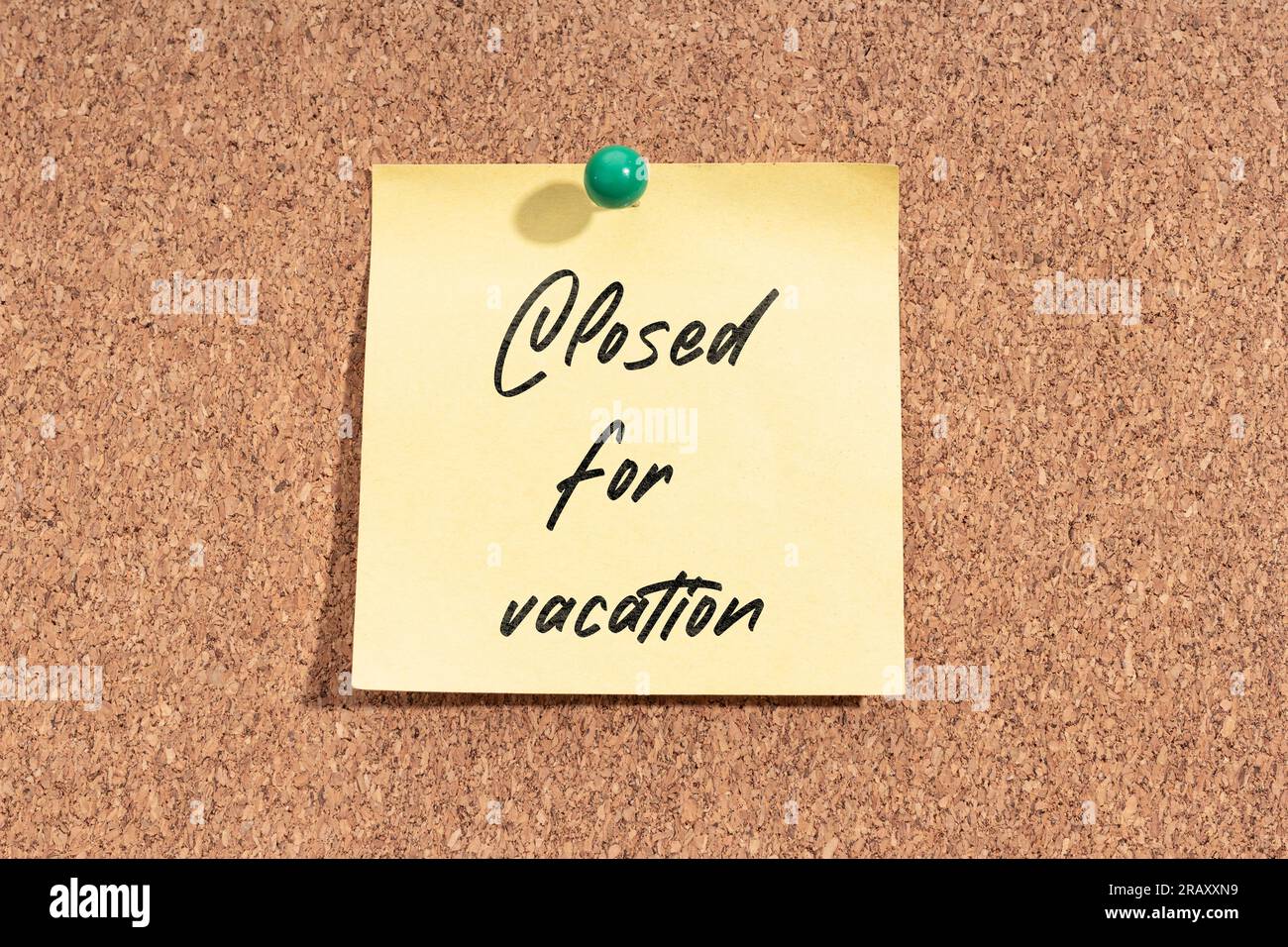 Gelbe Haftnotiz mit Nachricht für Urlaub geschlossen auf Korkbrett Stockfoto