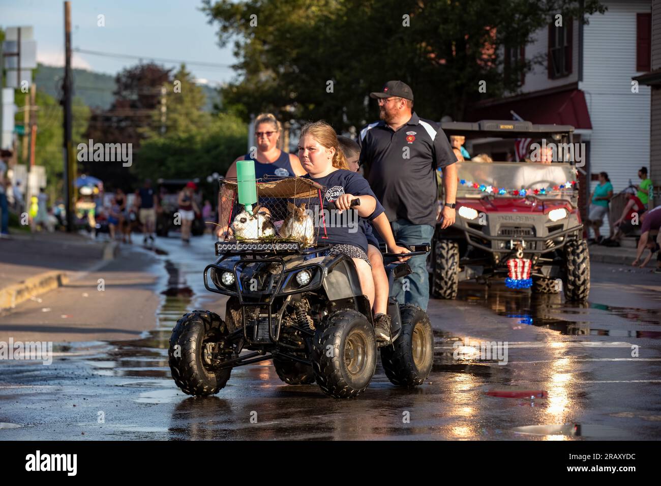 Millville, Usa. 05. Juli 2023. Ein Mädchen fährt einen Geländewagen und trägt während der Millville Community Fire Company Haustier- und Spielzeugparade ihre Hasen. Kinder nehmen an der jährlichen Millville Community Fire Company Haustier- und Spielzeugparade Teil. Kredit: SOPA Images Limited/Alamy Live News Stockfoto