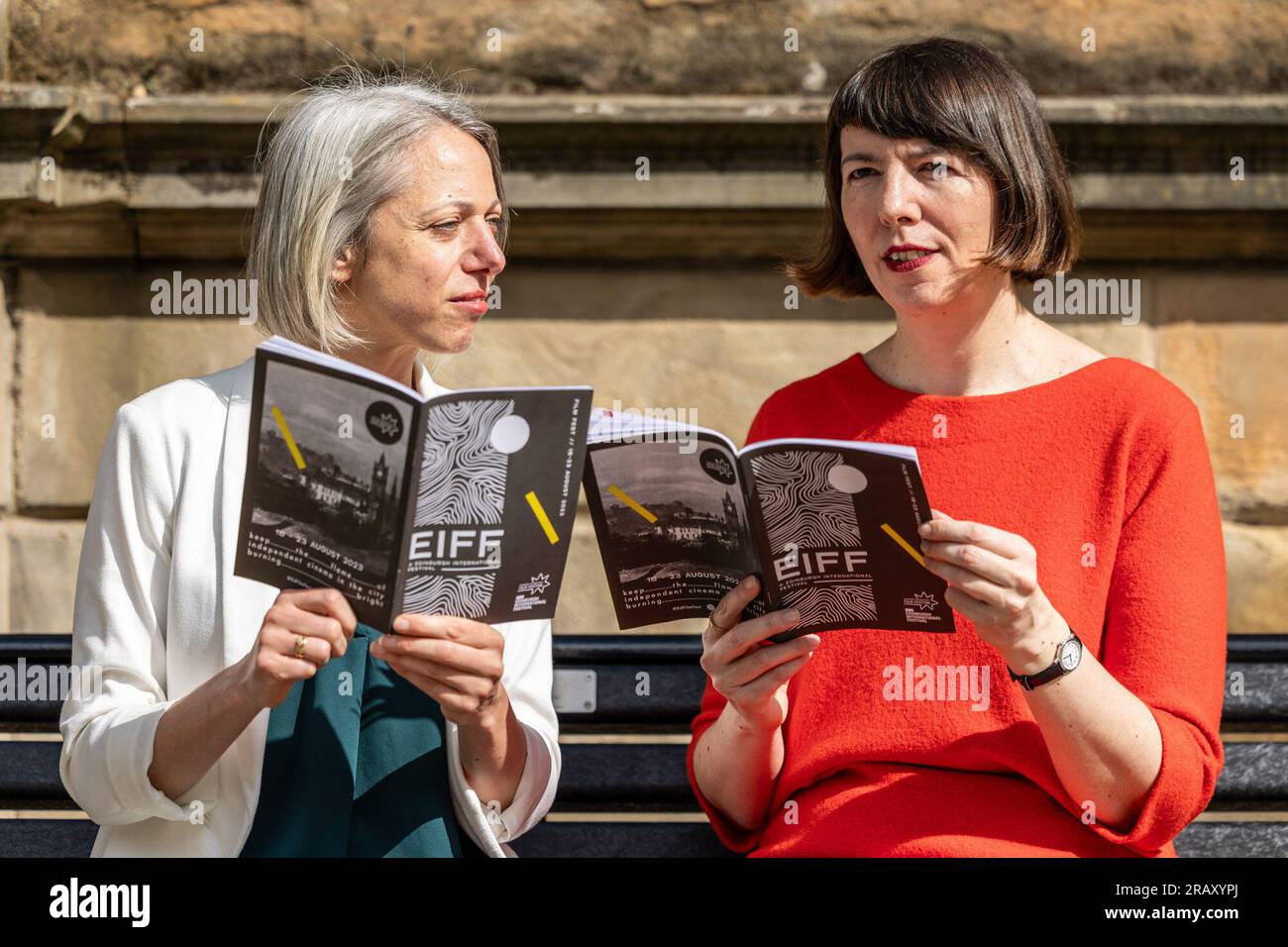 Edinburgh, Vereinigtes Königreich. 06. Juli 2023 Bild: L to R EIFF Executive Producer, Tamara Van Strijthem und Kate Taylor, Festival Director, mit Programm des Filmfestivals. Das Edinburgh International Film Festival, das in diesem Jahr vom Edinburgh International Festival ausgerichtet wird, kehrt zu einer sechstägigen Feier des kühnen und vielseitigen Kinos im Herzen der weltweit größten Kunstfeier zurück. Die Veranstaltungsleiterin Kate Taylor wird von Mitgliedern des diesjährigen Programmteams begleitet, um ihre neue Festivalbroschüre vor dem malerischen Hintergrund des Old College Quad der Universität Edinburgh vorzustellen Stockfoto