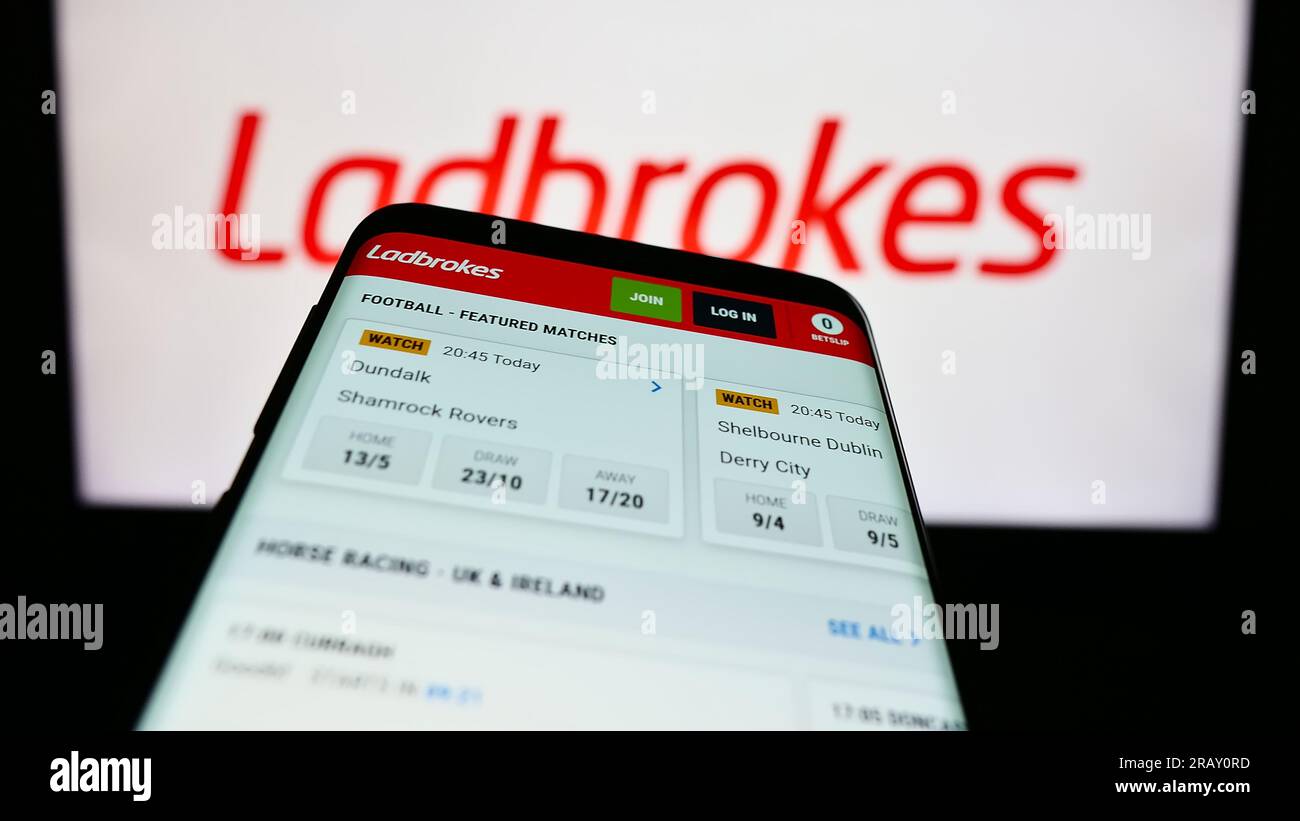 Mobiltelefon mit Website des Unternehmens LC International Limited (Ladbrokes) auf dem Bildschirm vor dem Unternehmenslogo. Fokus auf oberer linker Seite des Telefondisplays. Stockfoto