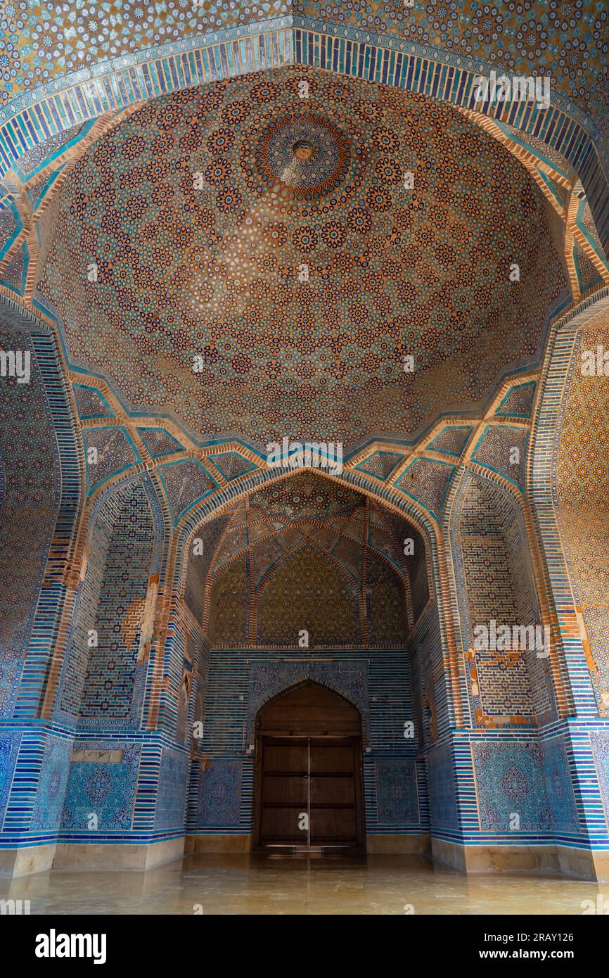 Thatta, Sindh, Pakistan - 11 17 2019 : wunderschöne bunte Mosaikdekoration in der alten Schah-Jahan-Moschee Stockfoto