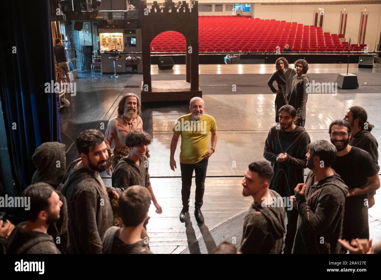 Hossein Parsaei (C), iranischer Theaterdirektor, spricht mit Schauspielern, während sie sich auf die Aufführung in der Musical-Theateraufführung von „Seven Labours of Esfandyar“ in der Vahdat (Unity) Hall in der Innenstadt von Teheran am 30. Juni 2023 vorbereiten. Seven Labours of Esfandyar Musical Theatre ist eine kostenlose Adaption von Hakim Abulqasem Ferdowsis ''Shahnameh '', geschrieben von Mohammad Reza Kohestani und produziert von der Arts and Media Organization Owj des Korps der Islamischen Revolutionsgarde (IRGC), unter Beteiligung der Roudaki Cultural Foundation. (Foto: Morteza Nikoubazl/NurPhoto) Stockfoto