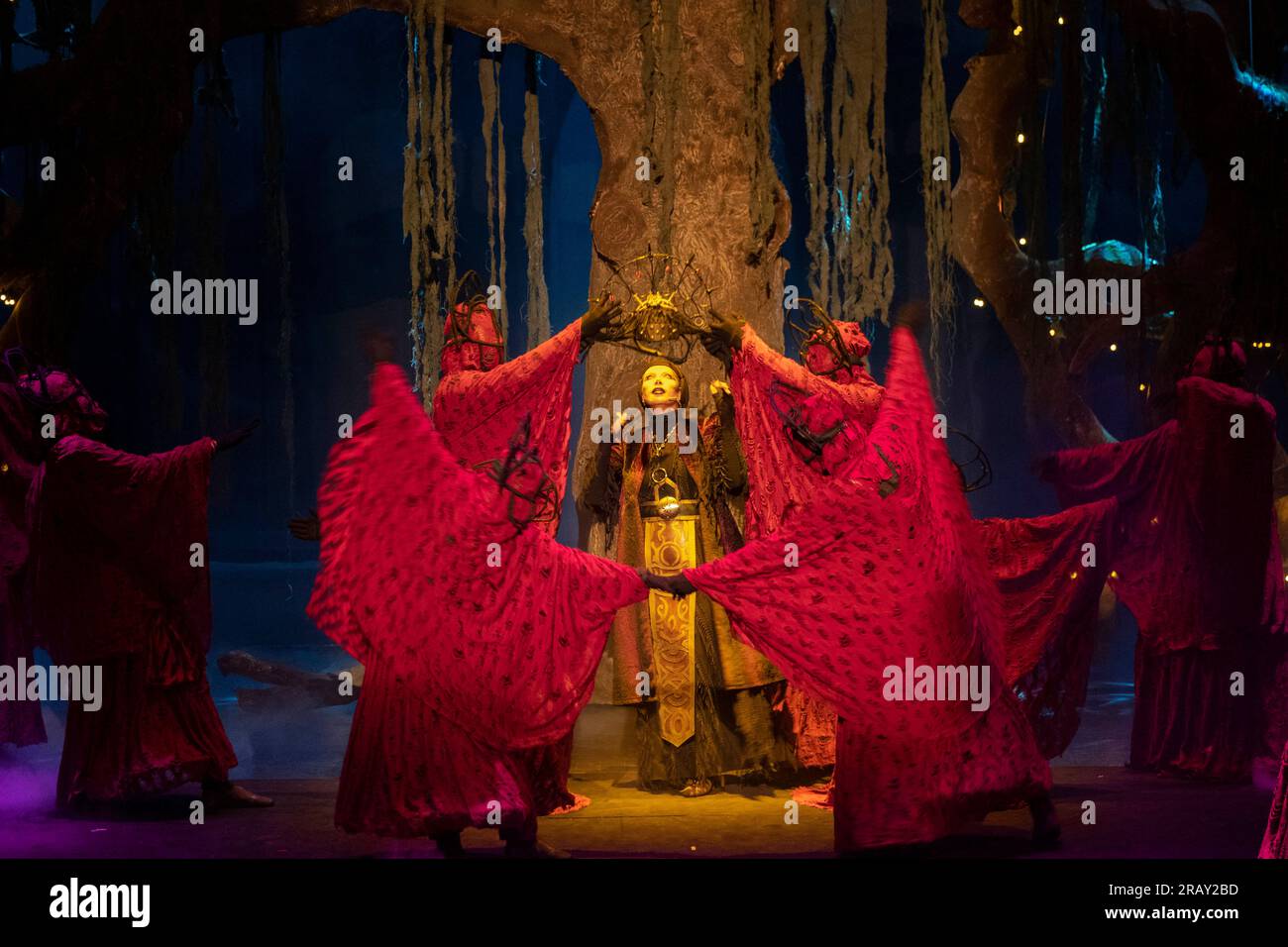 Iranische Schauspielerinnen, Neda Sayas (C), treten zusammen mit anderen Schauspielerinnen in der Musical-Theateraufführung „Seven Labours of Esfandyar“ in der Vahdat (Unity) Hall in der Innenstadt von Teheran auf, 30. Juni 2023. Seven Labours of Esfandyar Musical Theatre ist eine kostenlose Adaption von Hakim Abulqasem Ferdowsis ''Shahnameh '', geschrieben von Mohammad Reza Kohestani und produziert von der Arts and Media Organization Owj des Korps der Islamischen Revolutionsgarde (IRGC), unter Beteiligung der Roudaki Cultural Foundation. (Foto: Morteza Nikoubazl/NurPhoto) Stockfoto