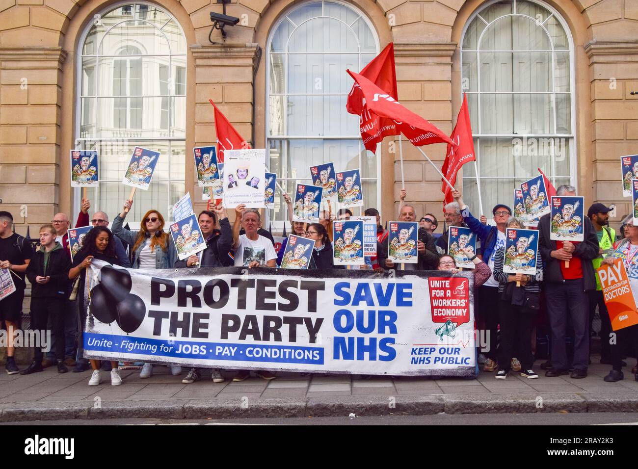 London, Großbritannien. 5. Juli 2023 Pro-NHS-Demonstranten versammelten sich vor dem privaten Carlton Club als Mitglieder der Tory Party, darunter Gesundheitsminister Steve Barclay, hielt ein Dinner ab, um 75 Jahre des NHS (National Health Service) zu feiern. Die Demonstranten beschuldigen die Tories, den NHS, der sich in einer Krise befindet, falsch verwaltet und unterfinanziert zu haben, sowie seine Privatisierung zu planen. Stockfoto