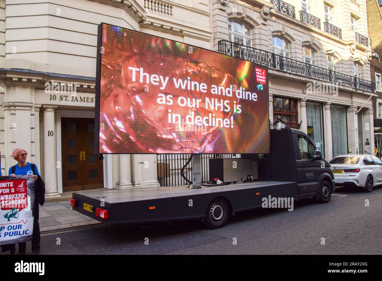 London, Großbritannien. 5. Juli 2023 Pro-NHS-Demonstranten versammelten sich vor dem privaten Carlton Club als Mitglieder der Tory Party, darunter Gesundheitsminister Steve Barclay, hielt ein Dinner ab, um 75 Jahre des NHS (National Health Service) zu feiern. Die Demonstranten beschuldigen die Tories, den NHS, der sich in einer Krise befindet, falsch verwaltet und unterfinanziert zu haben, sowie seine Privatisierung zu planen. Stockfoto