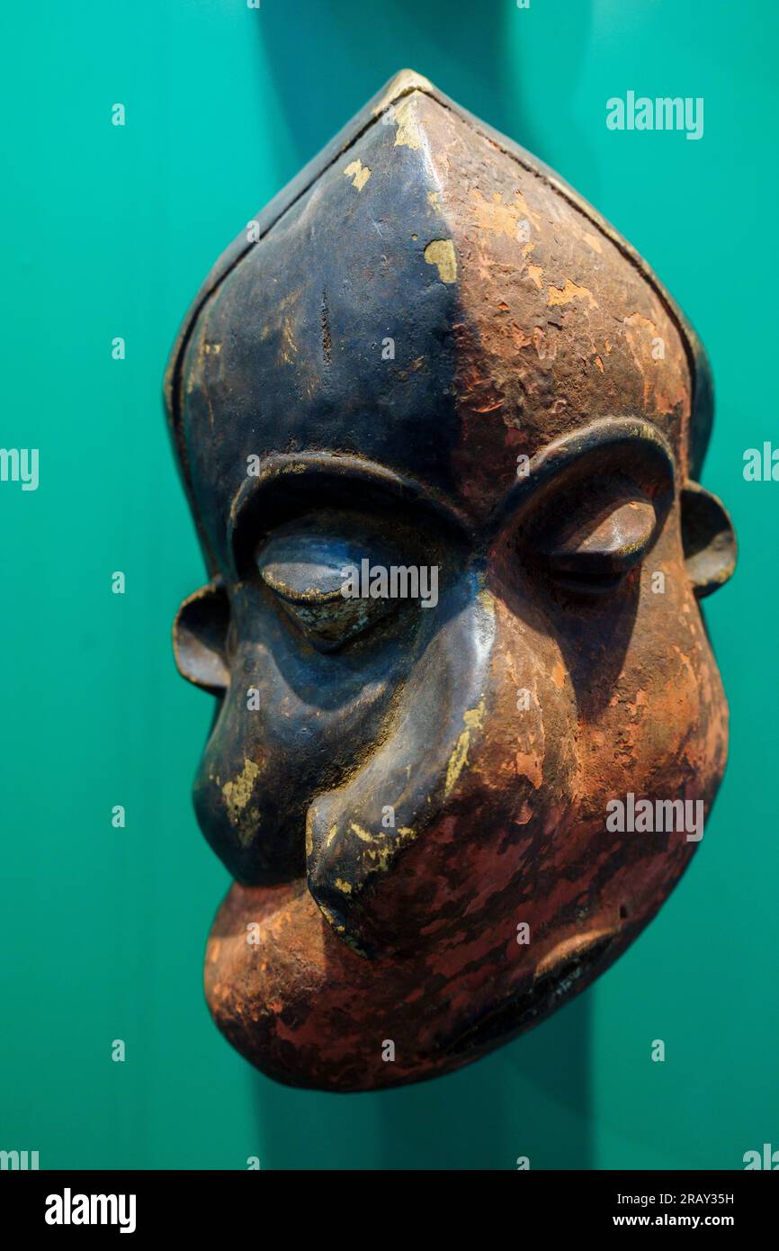Afrikanische Krankenmaske, ethnische Zugehörigkeit Pende del Zaire, 19. Jahrhundert, polychromes Holz, Sa Bassa Blanca Museum (msbb) Yannick Vu und Ben Jakober, Alcudia, Major Stockfoto