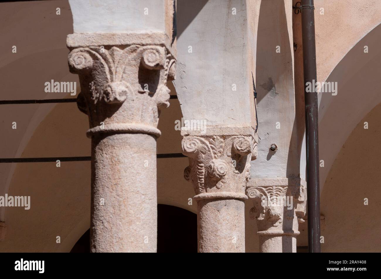 Italien, Ligurien, Finalborgo, Complesso Monumentale di Santa Caterina, Kloster, geschnitzte Kapitäne Stockfoto