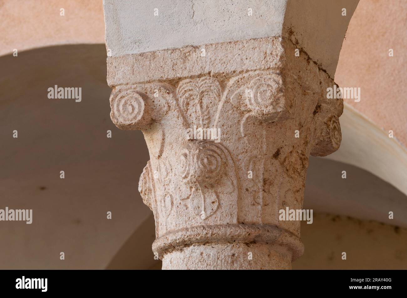 Italien, Ligurien, Finalborgo, Complesso Monumentale di Santa Caterina, Kloster, geschnitzte Kapitäne Stockfoto