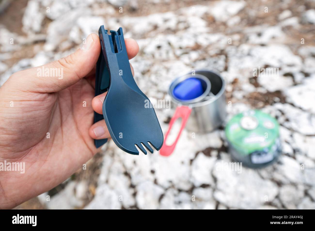 Klapplöffel und andere Campinggeräte Stockfoto