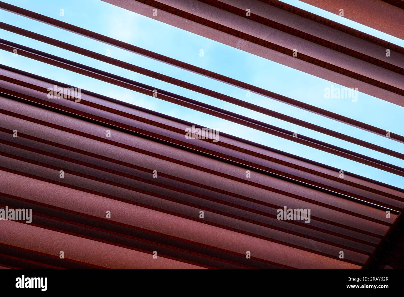 Verrostete Stahlläden. Corten-Stahl. Architektonische Details. Abstraktes Bild. Stockfoto