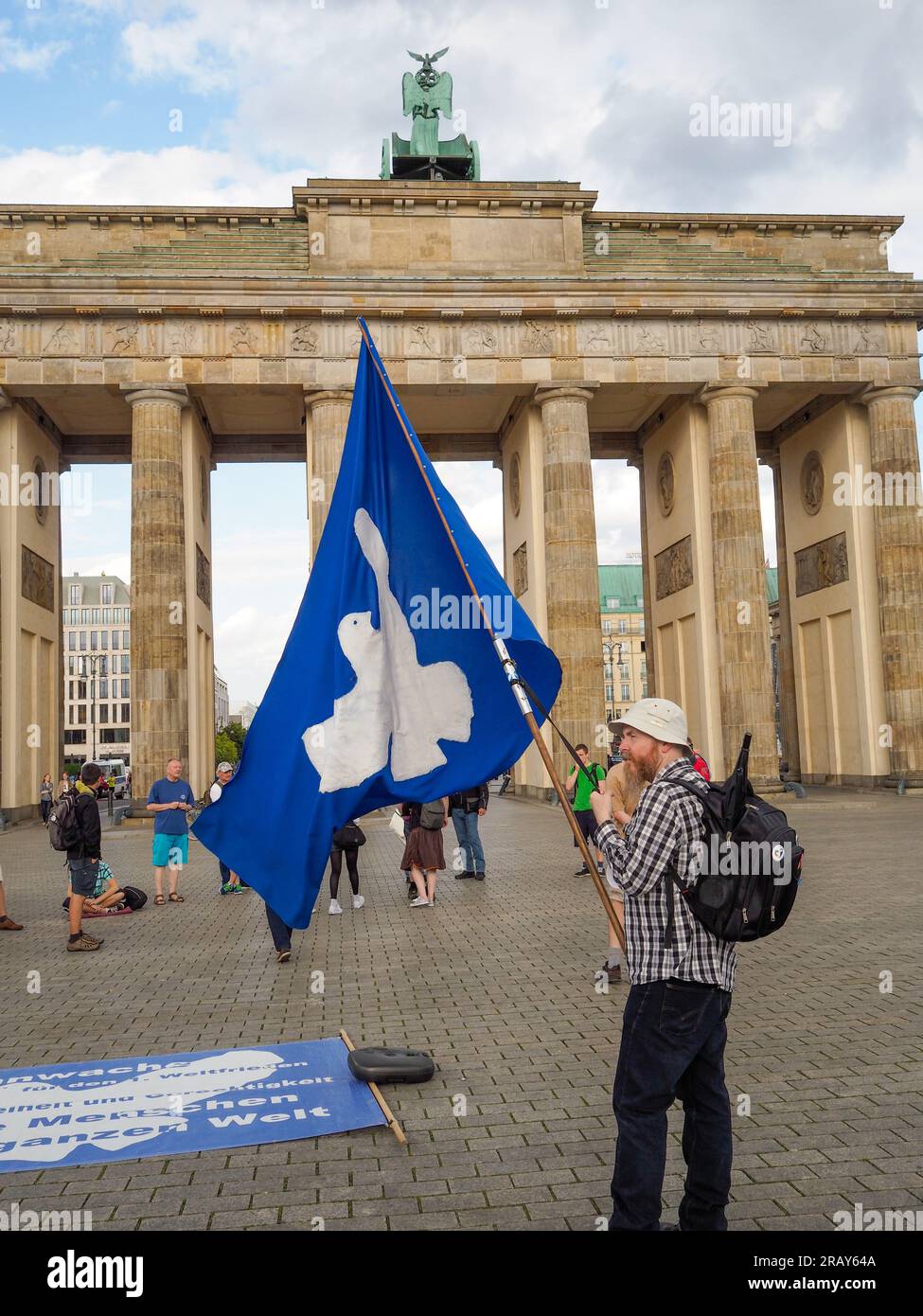 Demonstranten in Berlin am Brandenburger Bahnhof Stockfoto