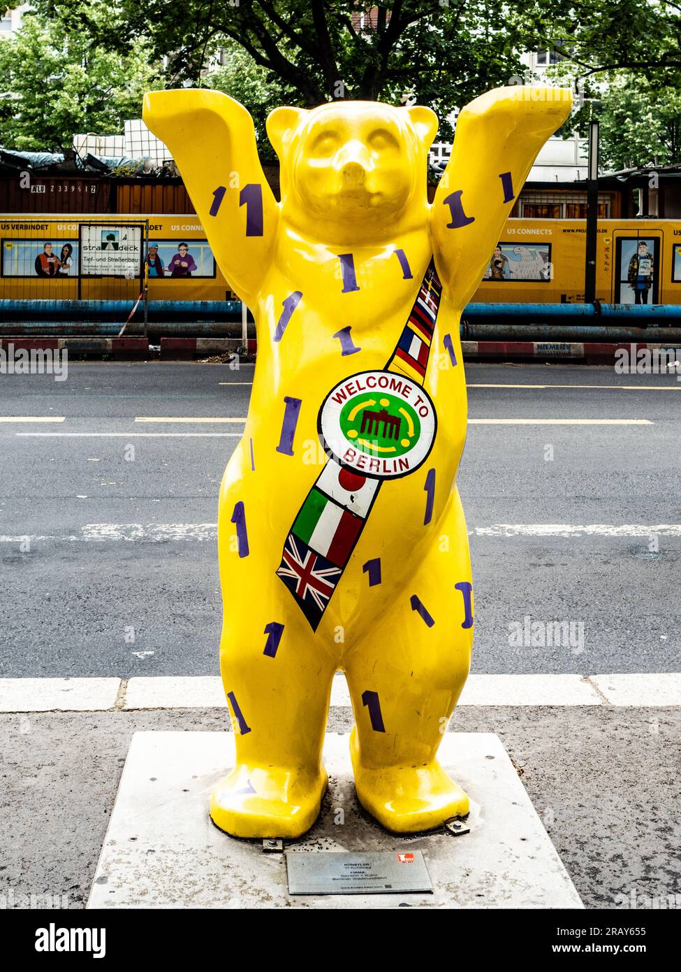 Buddy-Bären sind bemalte, lebensgroße Fiberglasbärenskulpturen, die in der Stadt Berlin aufgestellt sind Stockfoto