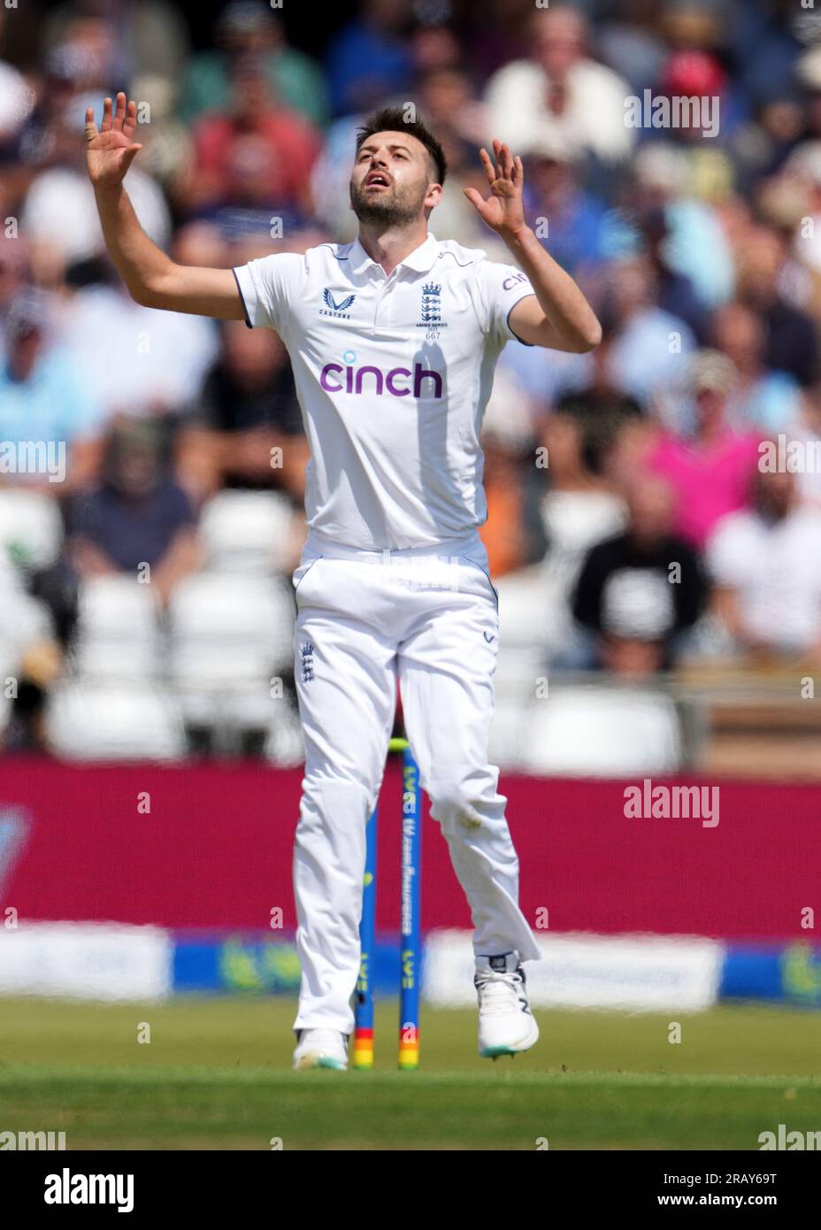 Mark Wood aus England reagiert nach dem Bowling am ersten Tag des dritten Ashes-Testspiels in Headingley, Leeds. Foto: Donnerstag, 6. Juli 2023. Stockfoto