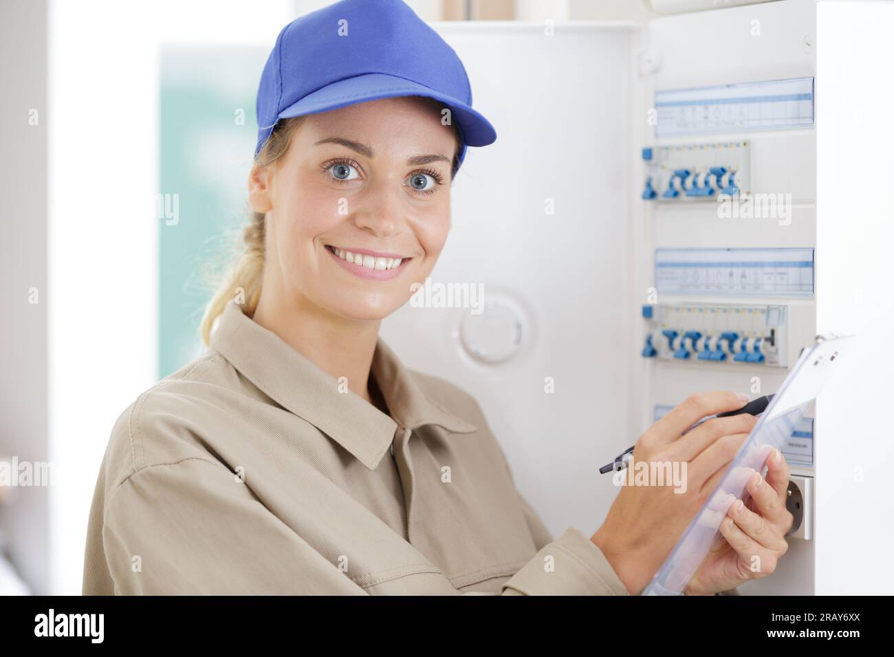 Die junge Frau schreibt die elektrischen Zählerstände um Stockfoto