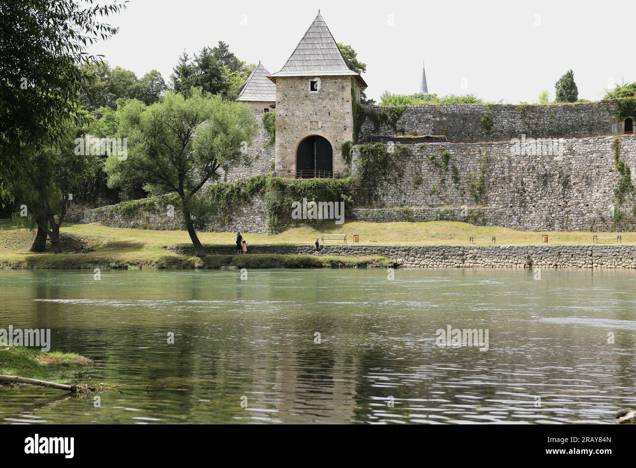 Alte Steinburg am Fluss. Kastel, Banja Luka. Alte Mauer und Festung am Fluss. Stockfoto