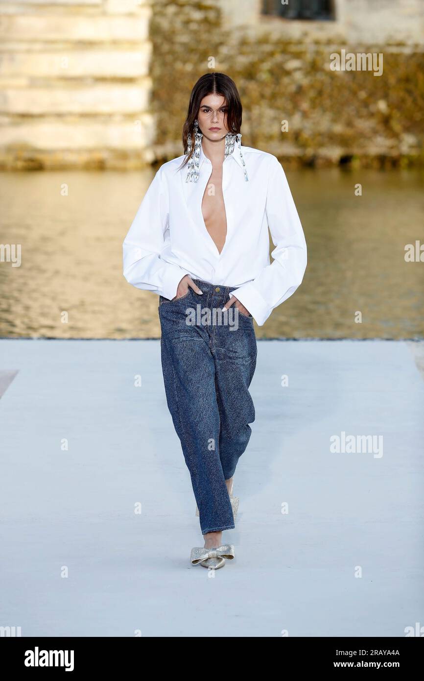 (230706) -- PARIS, 6. Juli 2023 (Xinhua) -- Ein Modell präsentiert eine Kreation von Valentinos Herbst/Winter 2023/2024 Haute Couture-Sammlungen während der Paris Fashion Week in Paris, Frankreich, 5. Juli 2023. (MeetEurope/Unterlagen über Xinhua) Stockfoto