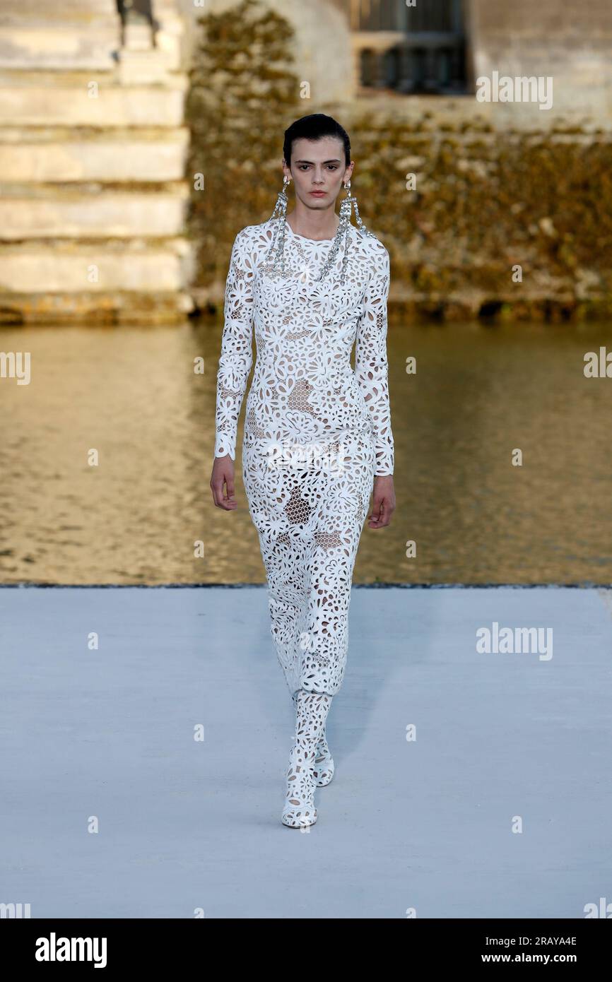 (230706) -- PARIS, 6. Juli 2023 (Xinhua) -- Ein Modell präsentiert eine Kreation von Valentinos Herbst/Winter 2023/2024 Haute Couture-Sammlungen während der Paris Fashion Week in Paris, Frankreich, 5. Juli 2023. (MeetEurope/Unterlagen über Xinhua) Stockfoto
