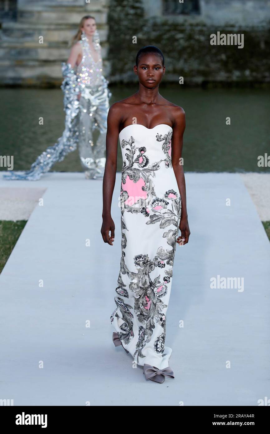 (230706) -- PARIS, 6. Juli 2023 (Xinhua) -- Ein Modell präsentiert eine Kreation von Valentinos Herbst/Winter 2023/2024 Haute Couture-Sammlungen während der Paris Fashion Week in Paris, Frankreich, 5. Juli 2023. (MeetEurope/Unterlagen über Xinhua) Stockfoto