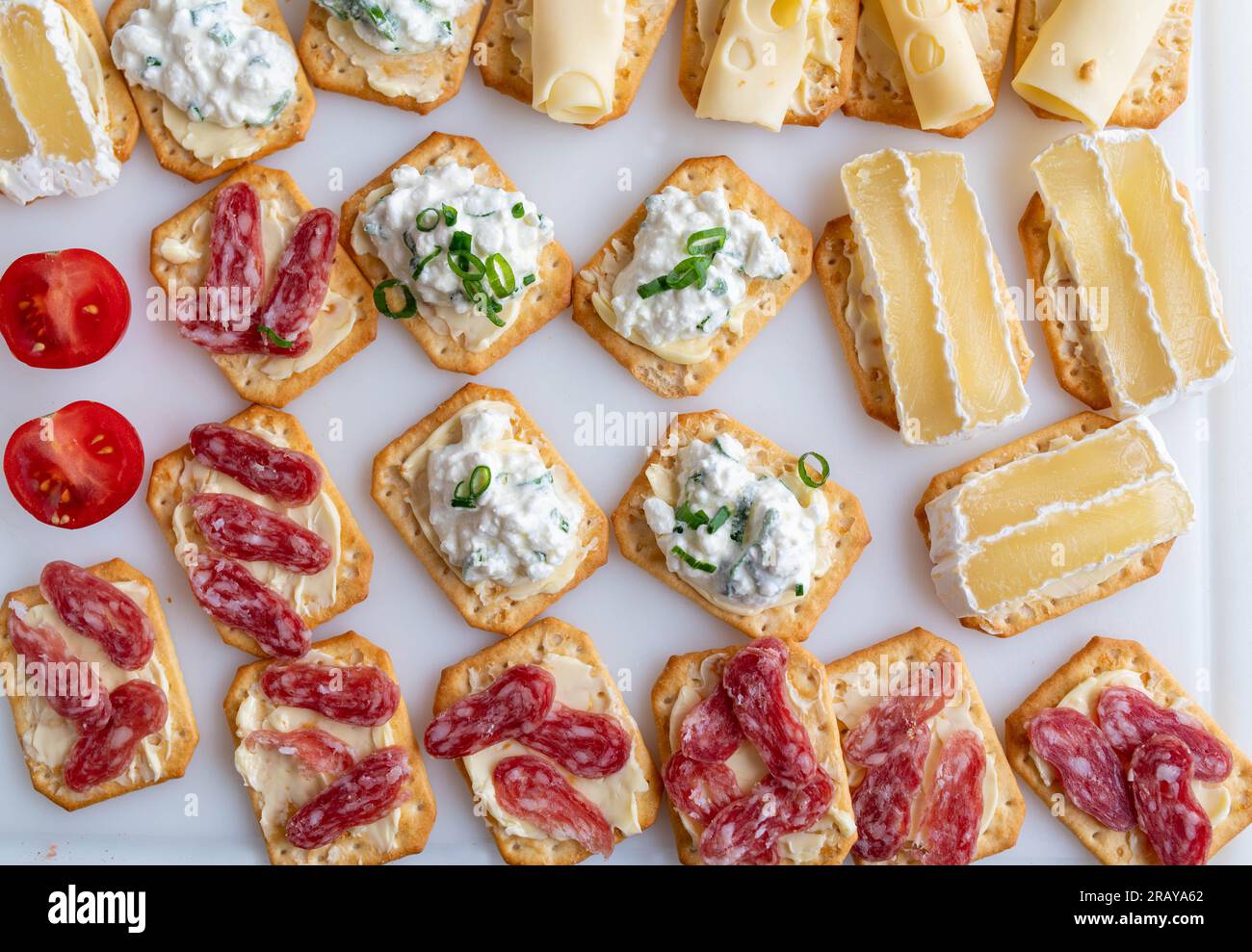 Platte mit Crackern auf weißem Hintergrund von oben Stockfoto