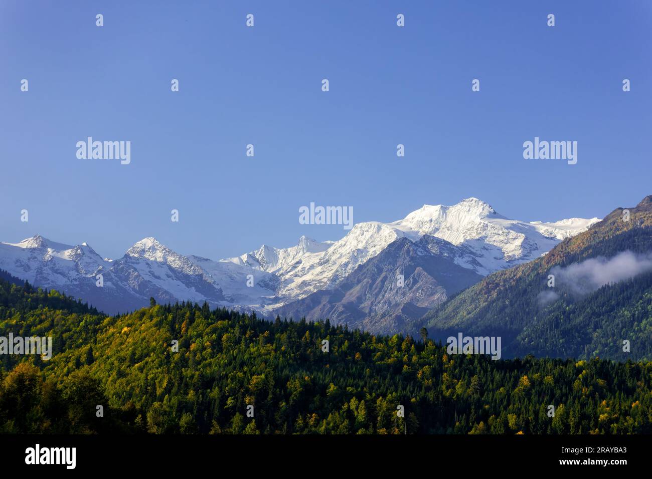 Große Kaukasusberge in der oberen Svaneti-Region bei Mestia in Georgia. Stockfoto
