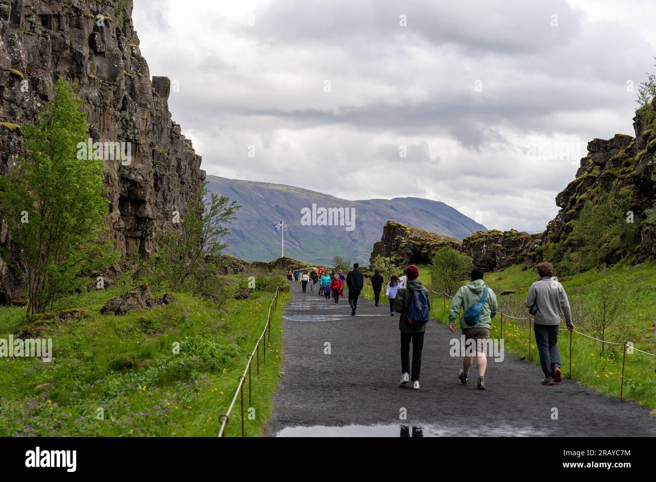 Thingvellir Rift Valley, Island - 06.26.2023: Touristen, die auf dem Kontinentalspalt zwischen der nordamerikanischen und eurasischen tektonischen Platte in Island spazieren Stockfoto