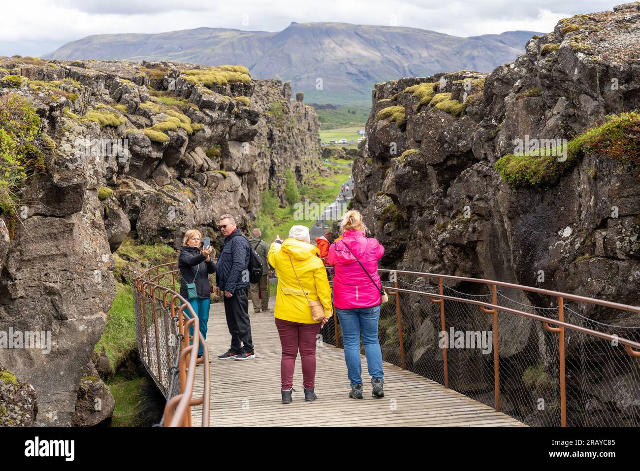 Thingvellir Rift Valley, Island - 06.26.2023: Touristen, die auf dem Kontinentalspalt zwischen der nordamerikanischen und eurasischen tektonischen Platte in Island spazieren Stockfoto