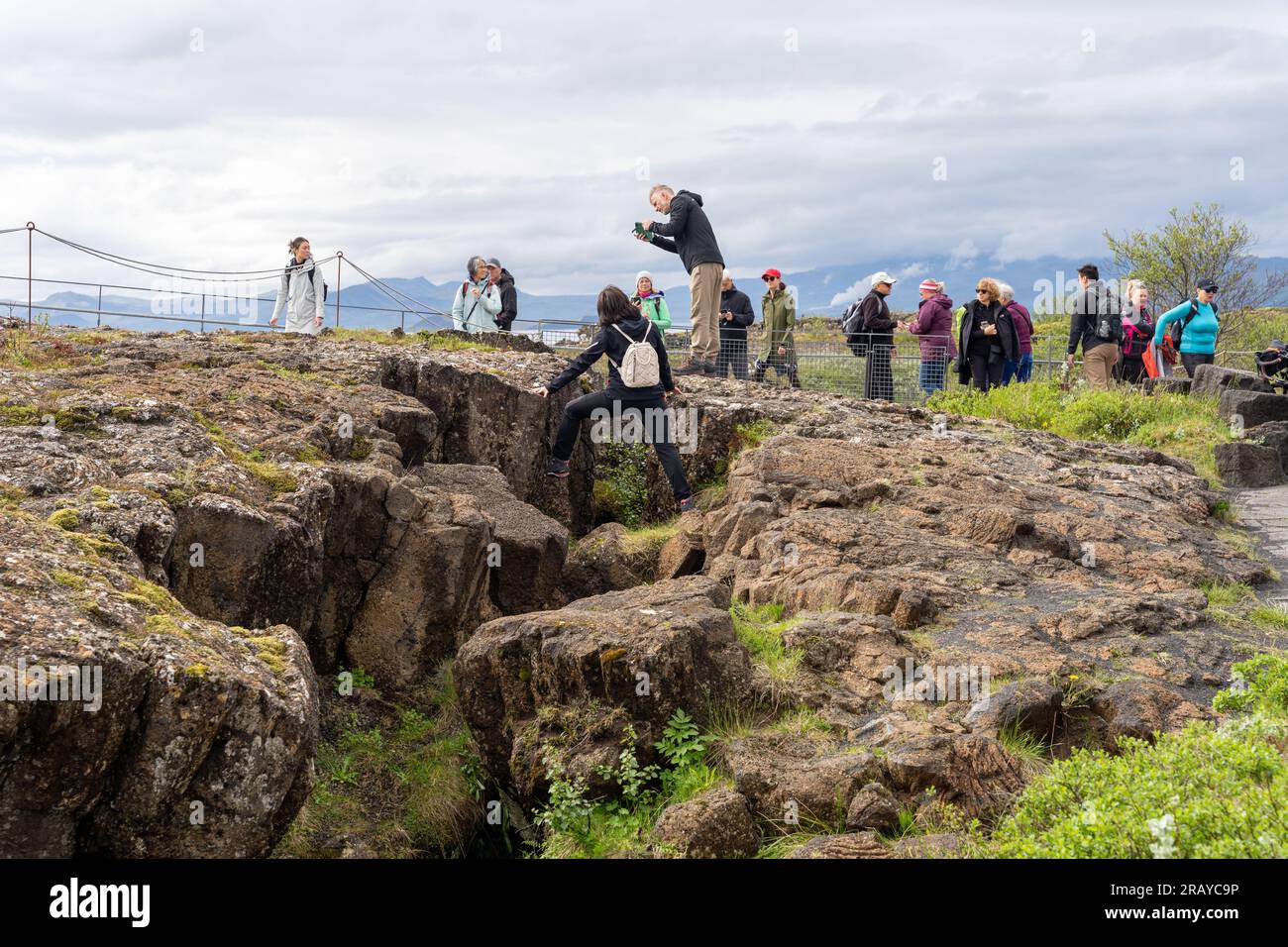 Thingvellir Rift Valley, Island - 06.26.2023: Touristen stehen auf dem Kontinentalspalt zwischen der nordamerikanischen und eurasischen tektonischen Platte auf Isländisch Stockfoto
