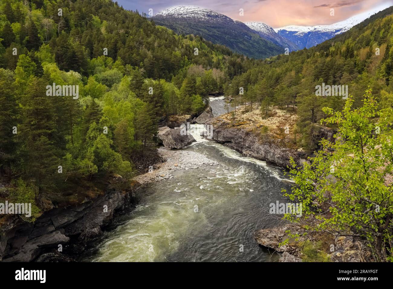 Der Wasserfall Slettafossen ist ein Wasserfall am Fluss Rauma in Romsdalen, Moere und Romsdal, Norwegen Stockfoto