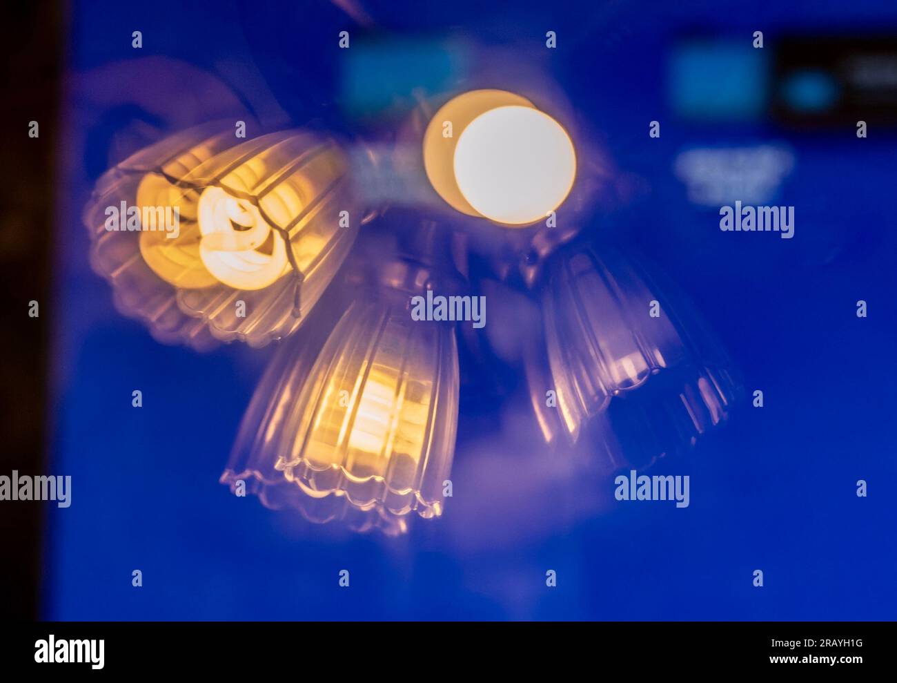 Deckenleuchten werden auf einem Computerbildschirm reflektiert Stockfoto