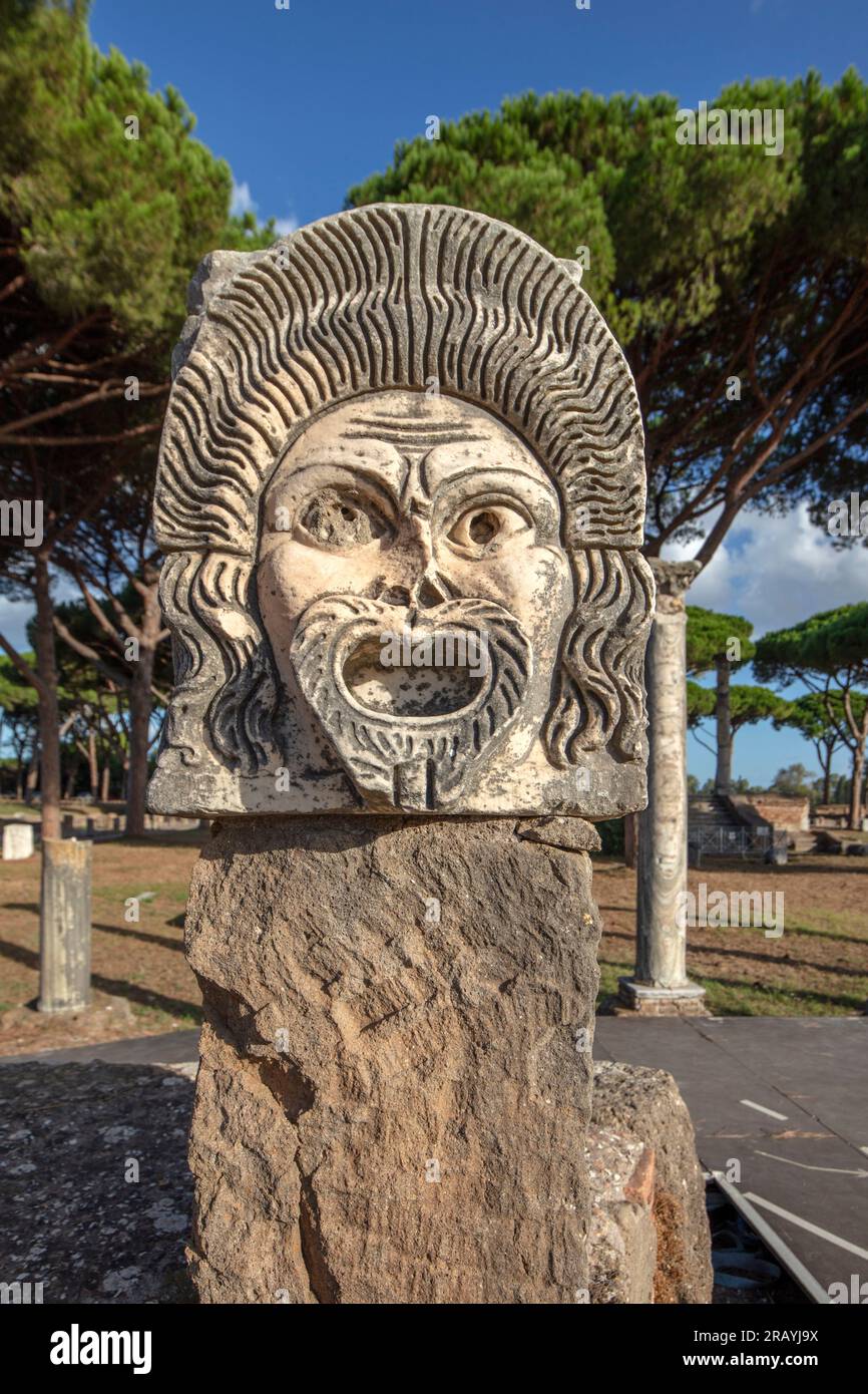 Umgebung des Theaters, drei Theatermasken, Ostia antica, Rom, Latium, Italien. Stockfoto