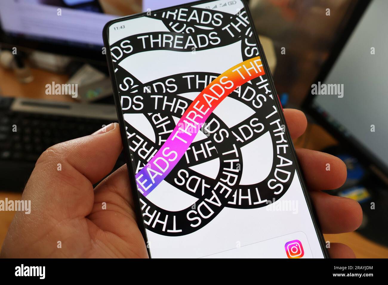 In dieser Abbildung wird das Thread-Logo auf einem Smartphone angezeigt. „Threads“ ist die textbasierte Konversations-App von Instagram. Es wird am 6. Juli veröffentlicht und kann im Apple App Store vorbestellt werden. Stockfoto