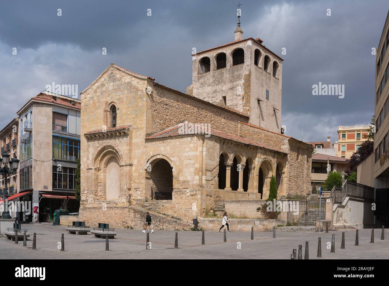 San Clemente Segovia, Blick auf das westliche Ende des 13. Jahrhunderts Iglesia de San Clemente in Segovia mit seinem romanischen Seitenportikus, Spanien Stockfoto