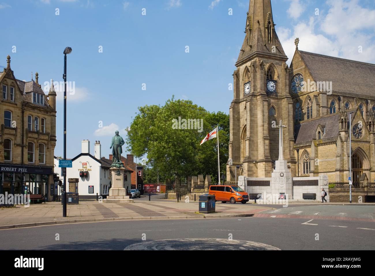 Platz in Bury mit Sir Robert Peel Statue und Kriegsdenkmal Stockfoto
