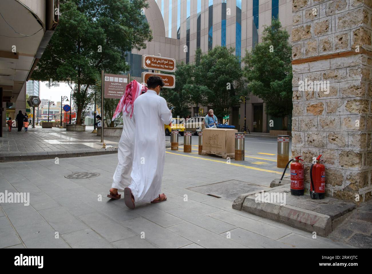 Jeddah, Saudi-Arabien - 21. Dezember 2022: Straßenleben am Eingang zum historischen Viertel Jeddah. Stockfoto
