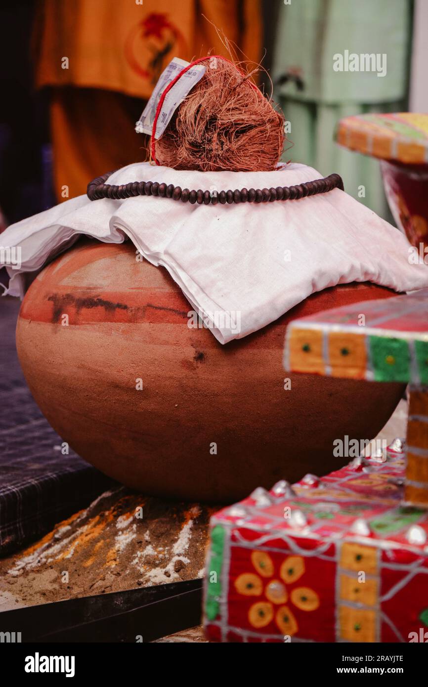 Braut und Bräutigam bei traditioneller indischer Hochzeitszeremonie, Partysaal, Empfang Stockfoto