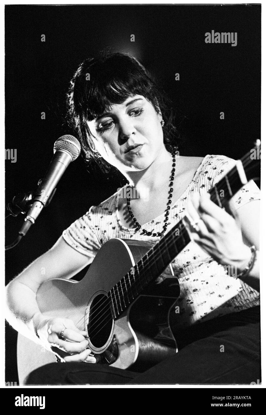 KRISTIN HERSH, BRISTOL, 1994: Kristin Hersh von Throw Muses spielt ein Live-Akustikkonzert in der Bristol St George’s Hall am 24. März 1994. Foto: Rob Watkins. INFO: Kristin Hersh, eine US-amerikanische Singer-Songwriterin, ist bekannt für ihre einflussreiche Rolle im alternativen Rock. Als Frontfrau von Throw Muses haben ihre unverwechselbare Stimme und ihr poetisches Songwriting, das in Solowerken wie „Hips and Makers“ gezeigt wird, einen dauerhaften Einfluss auf die alternative und Indie-Musik-Landschaft hinterlassen. Stockfoto
