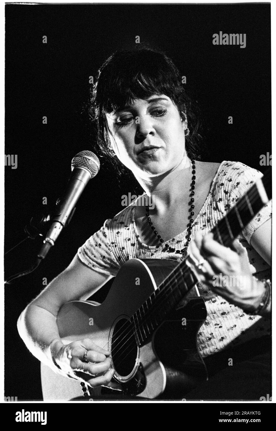 KRISTIN HERSH, BRISTOL, 1994: Kristin Hersh von Throw Muses spielt ein Live-Akustikkonzert in der Bristol St George’s Hall am 24. März 1994. Foto: Rob Watkins. INFO: Kristin Hersh, eine US-amerikanische Singer-Songwriterin, ist bekannt für ihre einflussreiche Rolle im alternativen Rock. Als Frontfrau von Throw Muses haben ihre unverwechselbare Stimme und ihr poetisches Songwriting, das in Solowerken wie „Hips and Makers“ gezeigt wird, einen dauerhaften Einfluss auf die alternative und Indie-Musik-Landschaft hinterlassen. Stockfoto