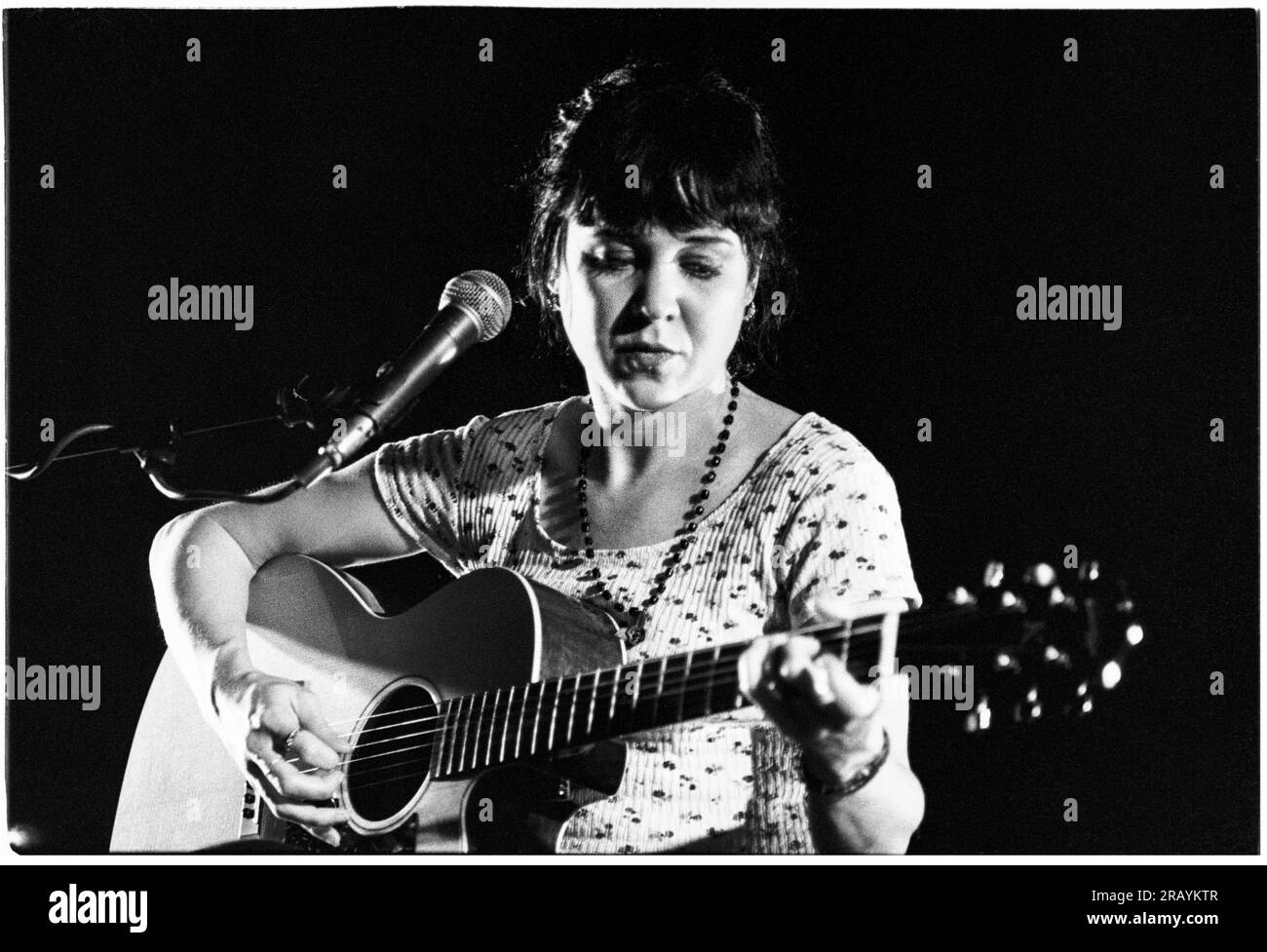 KRISTIN HERSH, BRISTOL, 1994: Kristin Hersh von Throw Muses spielt ein Live-Akustikkonzert in der Bristol St George’s Hall am 24. März 1994. Foto: Rob Watkins. INFO: Kristin Hersh, eine US-amerikanische Singer-Songwriterin, ist bekannt für ihre einflussreiche Rolle im alternativen Rock. Als Frontfrau von Throw Muses haben ihre unverwechselbare Stimme und ihr poetisches Songwriting, das in Solowerken wie „Hips and Makers“ gezeigt wird, einen dauerhaften Einfluss auf die alternative und Indie-Musik-Landschaft hinterlassen. Stockfoto